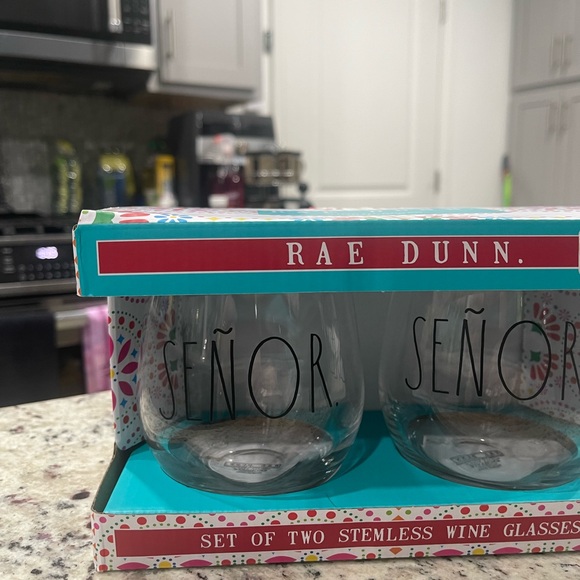 🆕 Rae Dunn Señor & Señorita Set of 2 Stemless Wine Glasses. New in Box and NWT - Picture 3 of 10